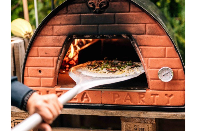 Jak wyposażyć pizzerię? Jaki piec do pizzy kupić?